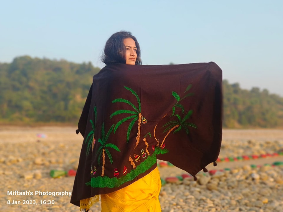 শীতের পুরো আমেজ এই শালের উপর দিয়ে গিয়েছে